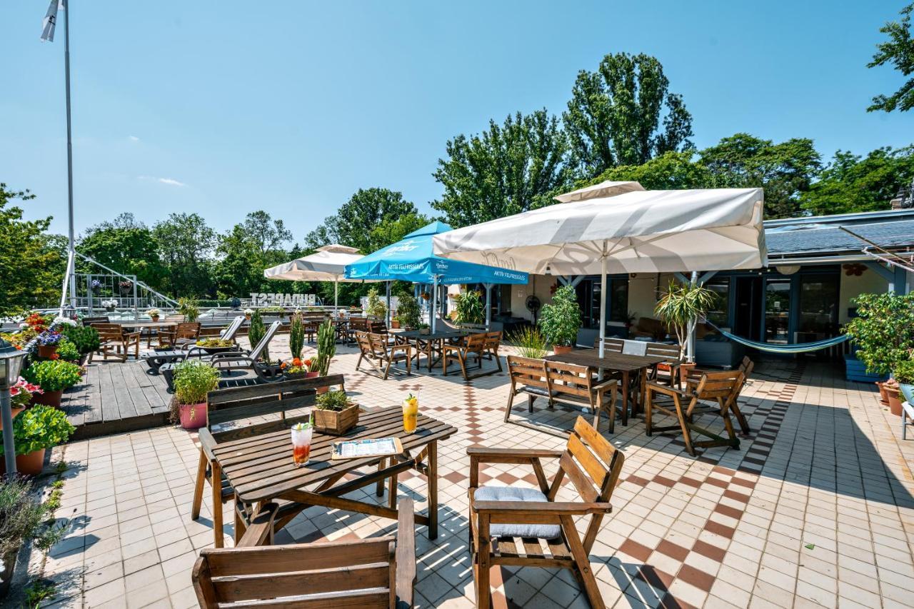 Island Hostel Budapest (Adults Only) Eksteriør billede The terrace of the restaurant