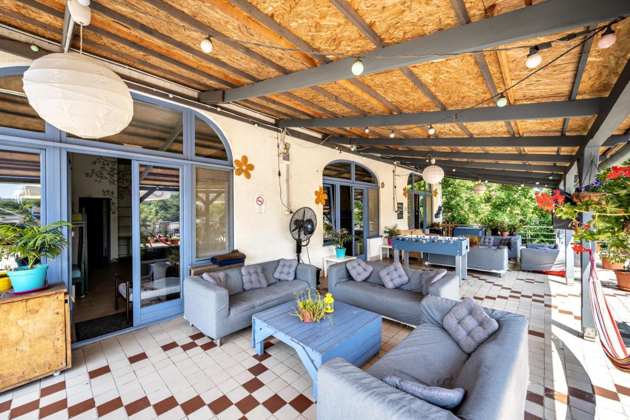 Island Hostel Budapest (Adults Only) Eksteriør billede The veranda of the villa