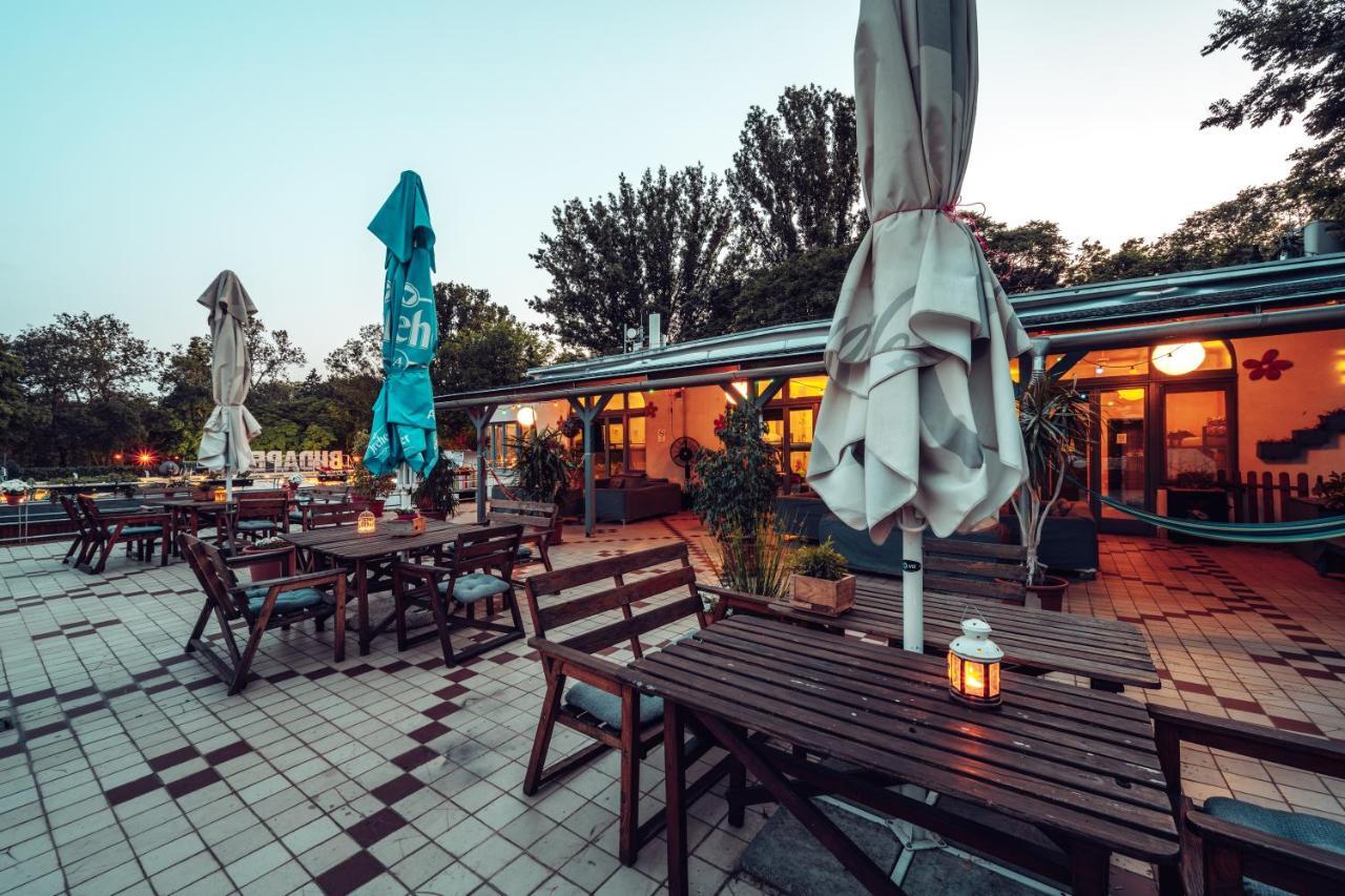 Island Hostel Budapest (Adults Only) Eksteriør billede The restaurant at the park