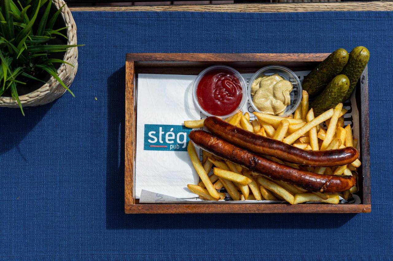 Island Hostel Budapest (Adults Only) Eksteriør billede Bratwurst with chips and pickled cucumbers