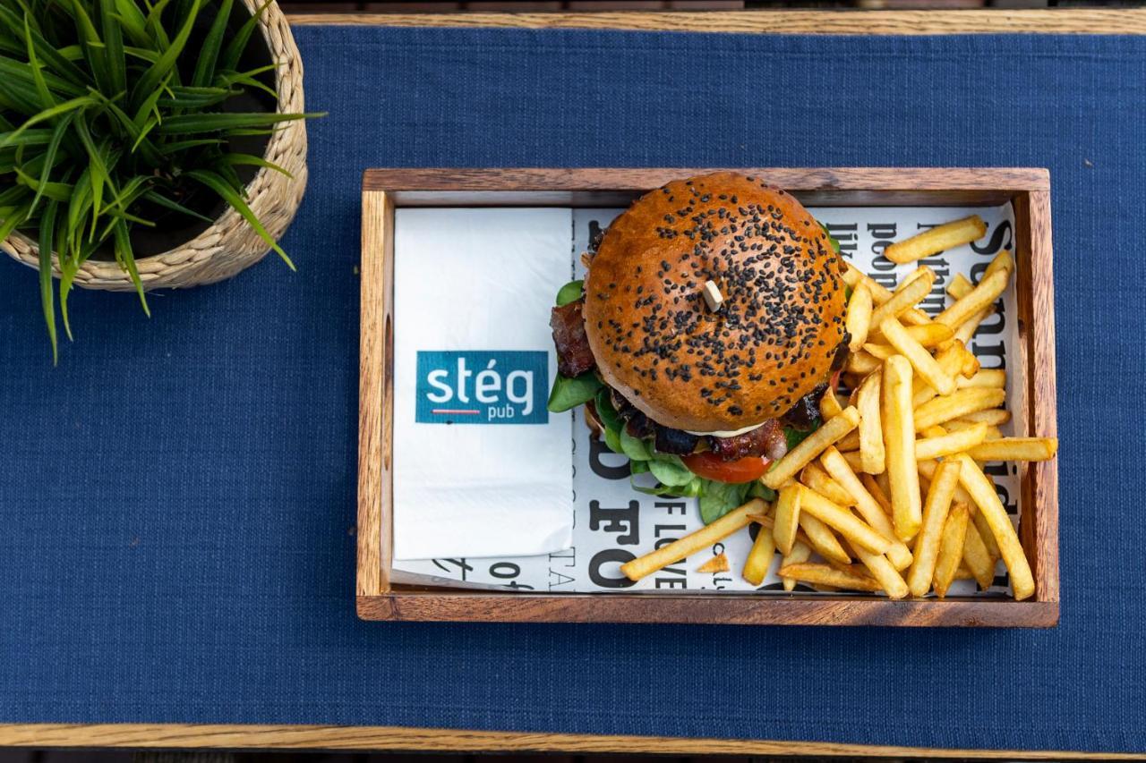 Island Hostel Budapest (Adults Only) Eksteriør billede A burger and chips at Steg