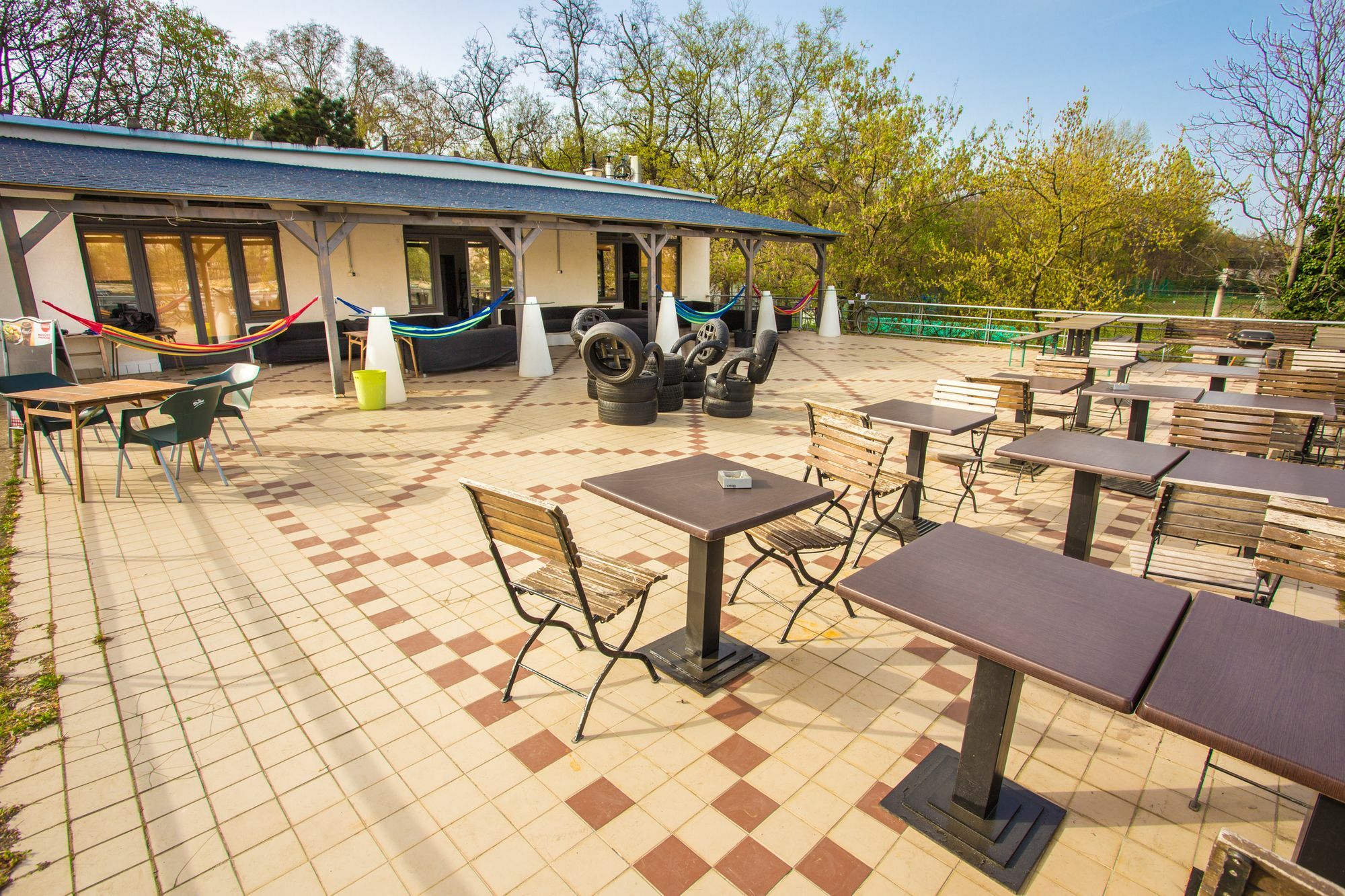 Island Hostel Budapest (Adults Only) Eksteriør billede The terrace of the restaurant