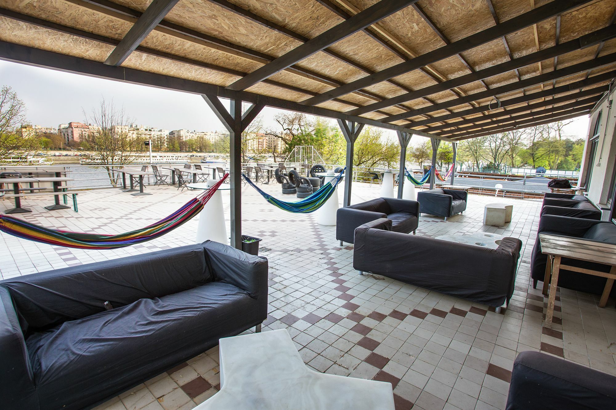 Island Hostel Budapest (Adults Only) Eksteriør billede The terrace of the hostel